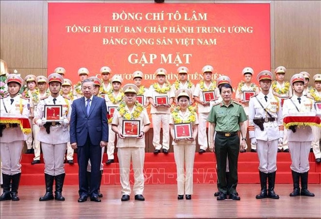 Party General Secretary To Lam and Minister of Public Security Gen. Luong Tam Quang present gifts to outstanding individuals from the People’s Public Security Force and grassroots-level security units, at the meeting. (Photo: VNA) to-lam2.jpg