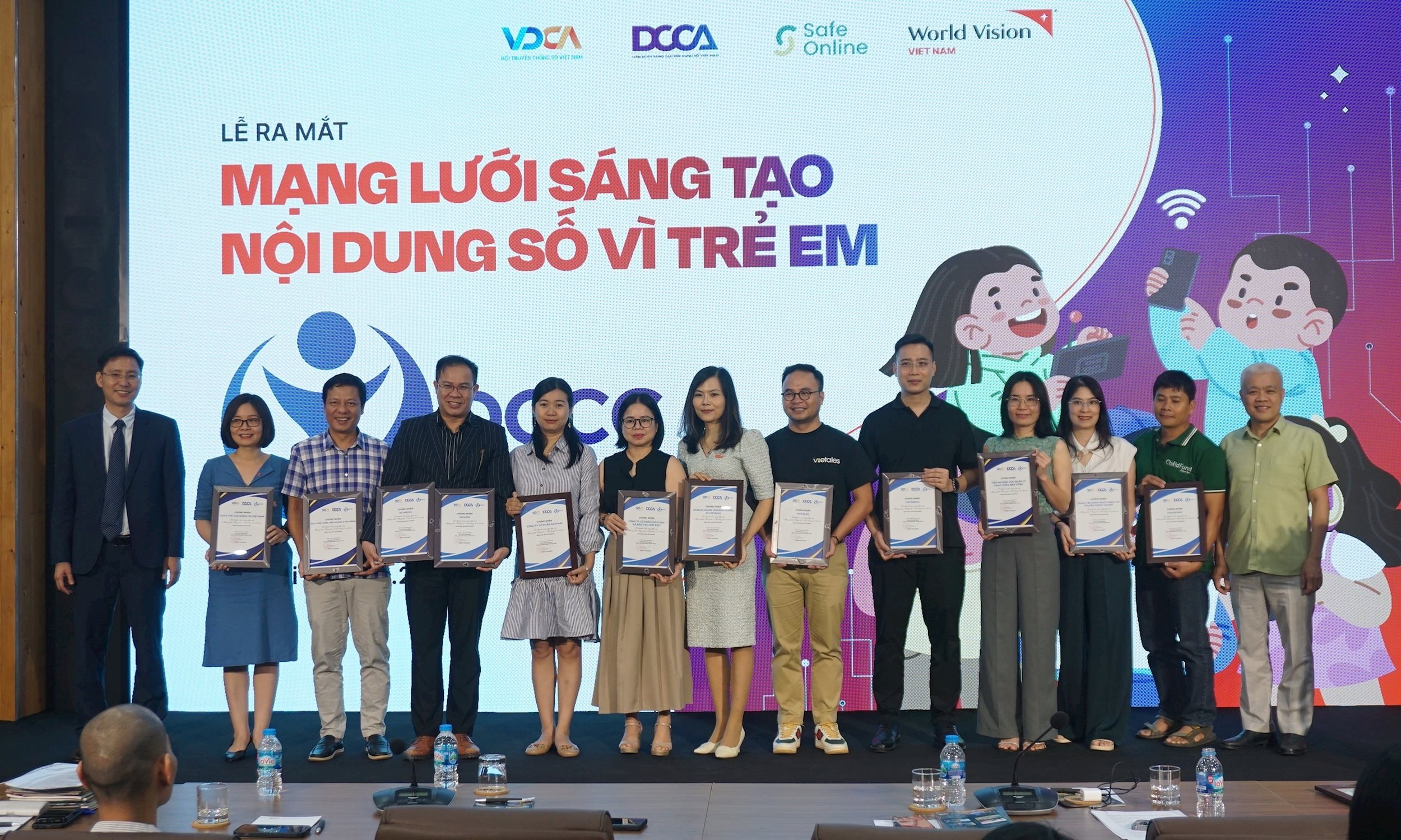 Trao chứng nhận cho đại diện các tổ chức sáng lập Mạng lưới