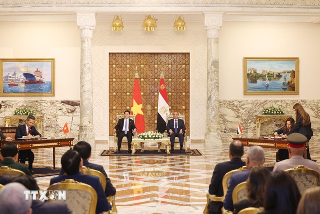Chủ tịch nước Lương Cường và Tổng thống Ai Cập Abdel Fattah El-Sisi chứng kiến lễ ký Bản ghi nhớ giữa Bộ Nội vụ Việt Nam và Bộ Phát triển địa phương Ai Cập về hợp tác trong lĩnh vực phát triển địa phương. (Ảnh: Lâm Khánh/ TTXVN) ttxvn-chu-tich-nuoc-luong-cuong-va-tong-thong-ai-cap-abdel-fattah-el-sisi-thong-bao-ket-qua-hoi-dam-8191993-4.jpg