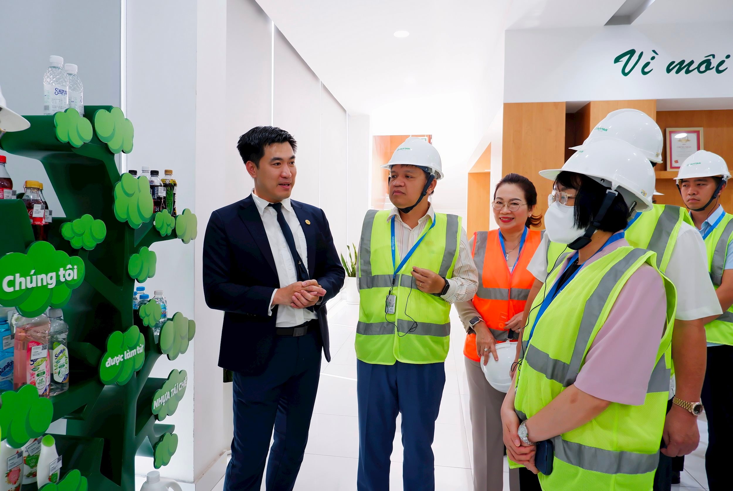 Phó Chủ nhiệm Ủy ban Khoa học, Công nghệ và Môi trường Tạ Đình Thi và Đoàn khảo sát tại Công ty Cổ phần nhựa tái chế Duy Tân
