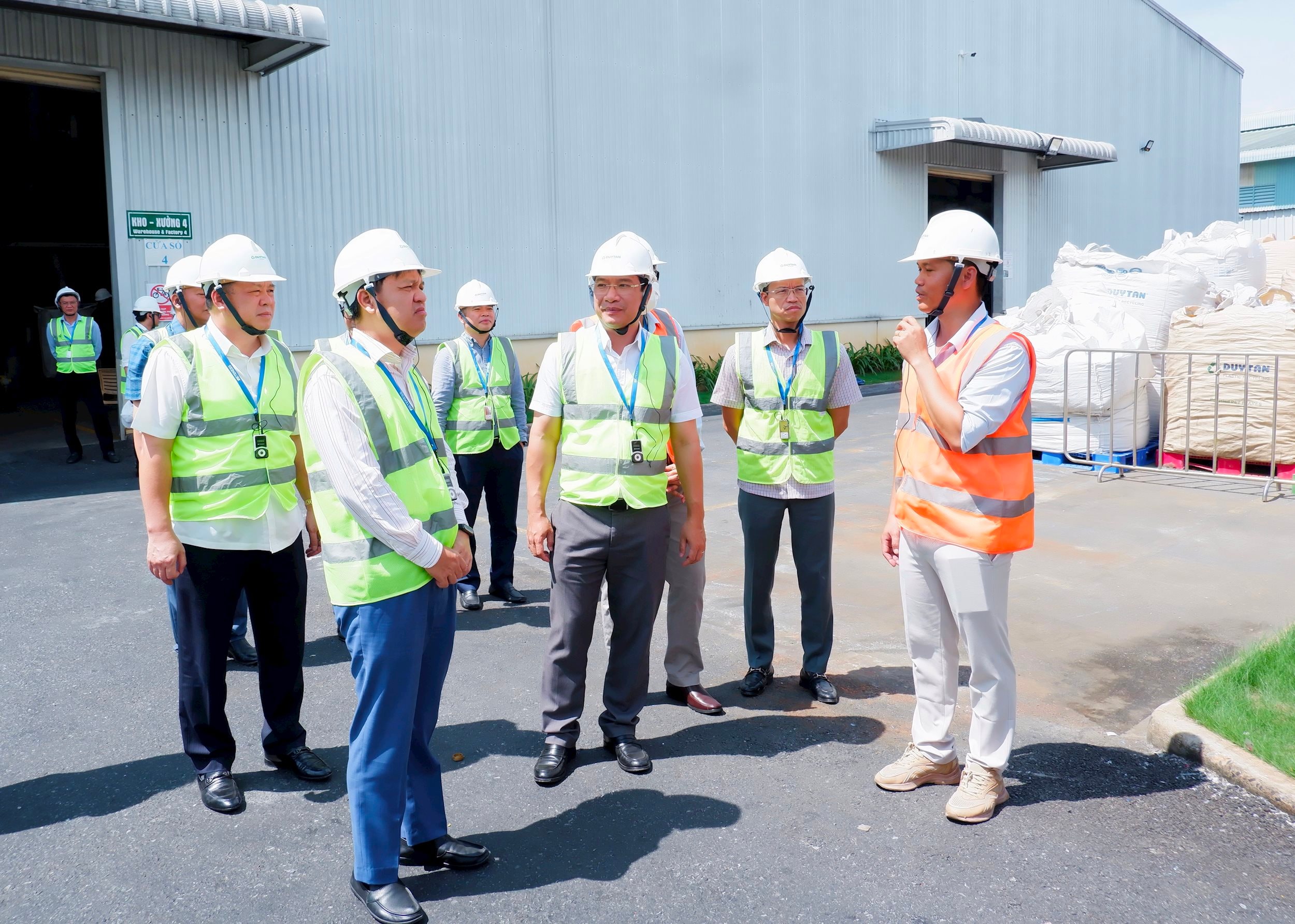 Phó Chủ nhiệm Ủy ban Khoa học, Công nghệ và Môi trường Tạ Đình Thi và Đoàn khảo sát bãi nguyên liệu