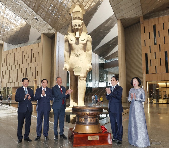 President Luong Cuong (second from right) presents a replica of Vietnam’s Ngoc Lu bronze drum to the Grand Egyptian Museum on August 4. (Photo: VNA) state-president-tours-grand-egyptian-museum.jpg