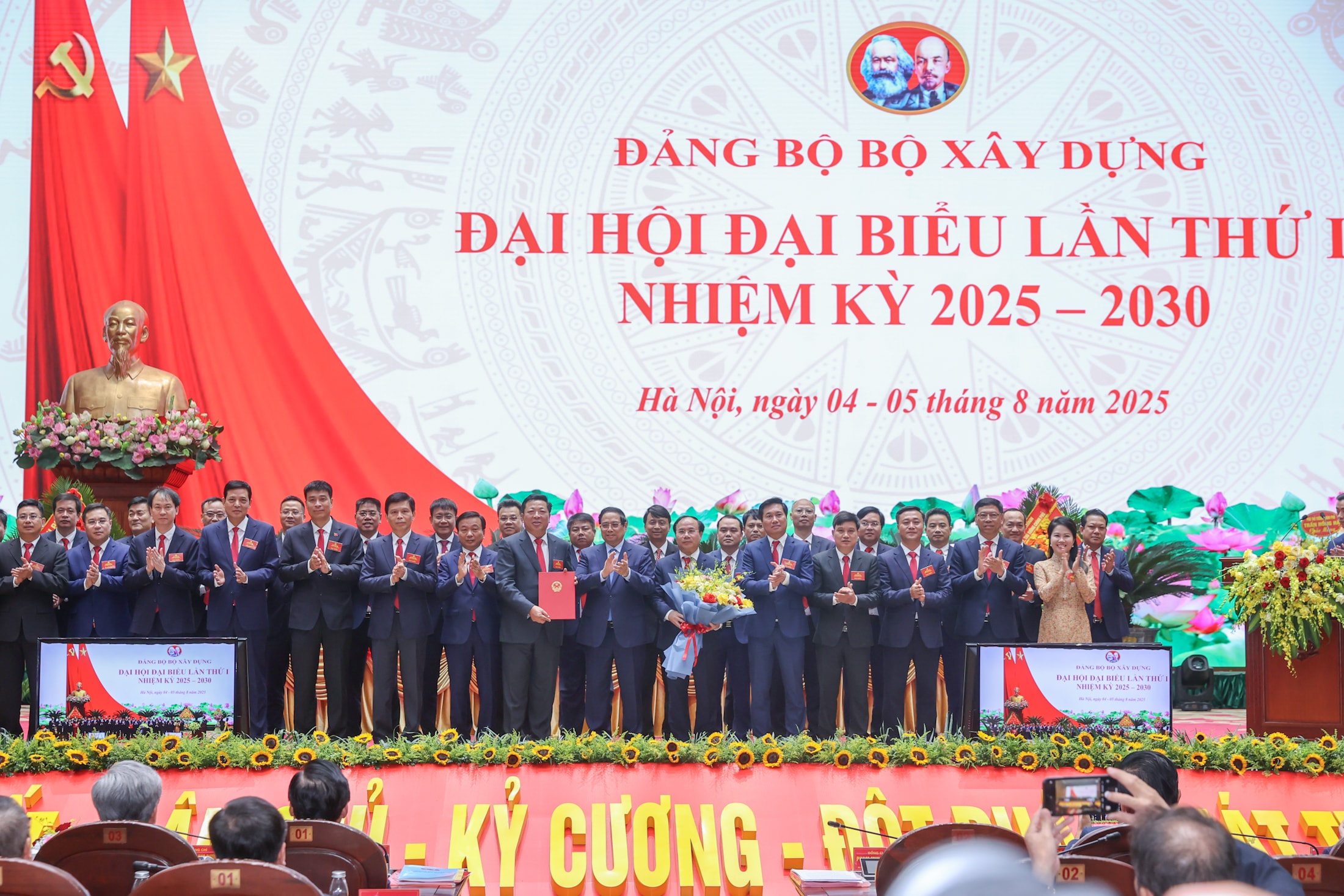 Thủ tướng Phạm Minh Chính chụp ảnh chúc mừng Ban chấp hành Đại hội nhiệm kỳ 2025 - 2030