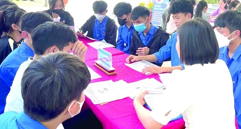 Người lao động tham gia phiên giao dịch việc làm tại xã Luận Thành, tỉnh Thanh Hóa. Ảnh: Tuấn M