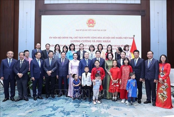 State President Luong Cuong, his spouse and a high-level delegation, with staff of the Vietnamese Embassy in Egypt. (Photo: VNA) president-egypt-community-1.jpg