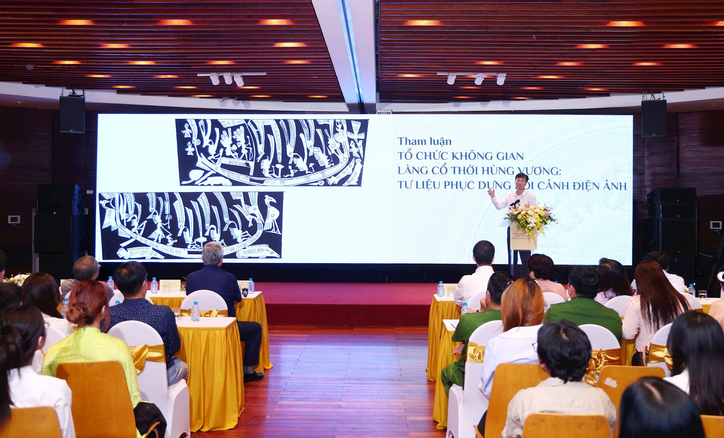 PGT.TS Đặng Hồng Sơn - Chủ nhiệm khoa lịch sử - Trường ĐH KHXH&NV ĐH Quốc Gia Hà Nội tham luận Tổ chức không gian Làng cổ thời Hùng Vương - tư liệu phục dựng bối cảnh điện cảnh(1)