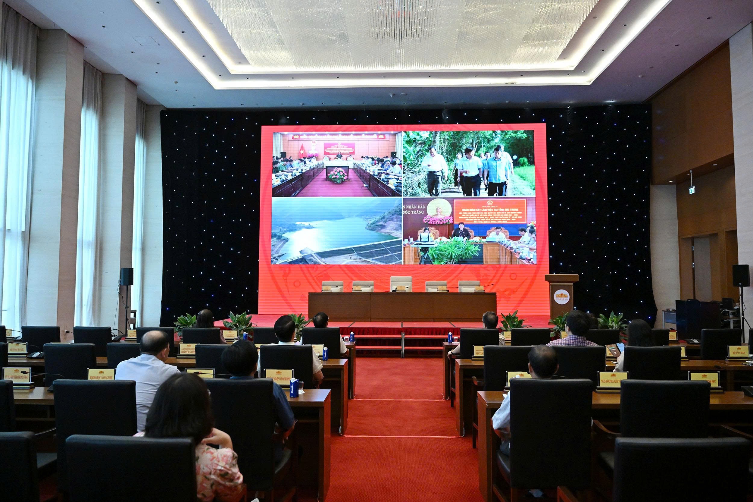 Phó Chủ tịch Quốc hội Trần Quang Phương trực tiếp theo dõi, cho ý kiến về các video clip sẽ được trình chiếu trong 2 Phiên chuyên đề của Diễn đàn (1)