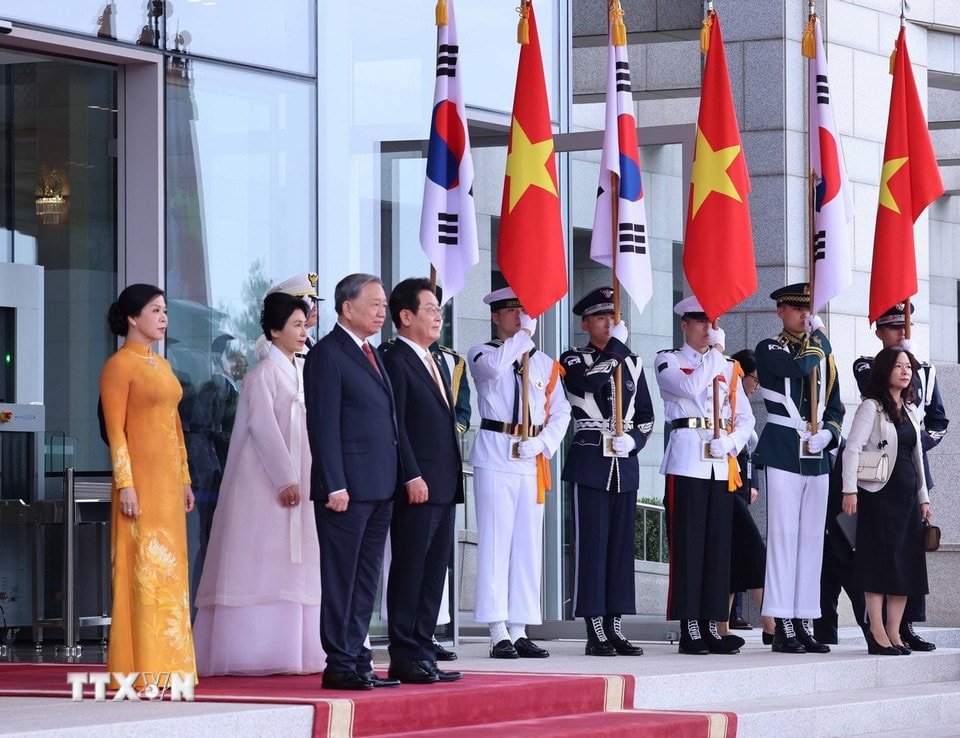 Tổng thống Hàn Quốc Lee Jae Myung và Phu nhân chủ trì Lễ đón Tổng Bí thư Tô Lâm và Phu nhân. Ảnh: Thống Nhất/TTXVN