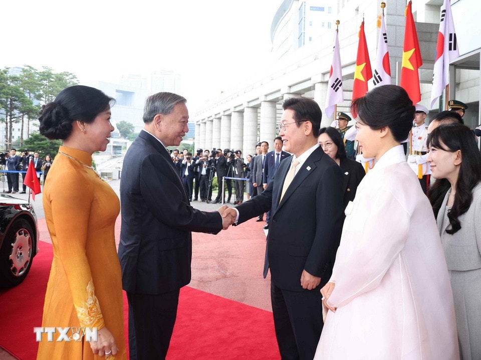 Tổng thống Hàn Quốc Lee Jae Myung và Phu nhân đón Tổng Bí thư Tô Lâm và Phu nhân. Ảnh: Thống Nhất/TTXVN