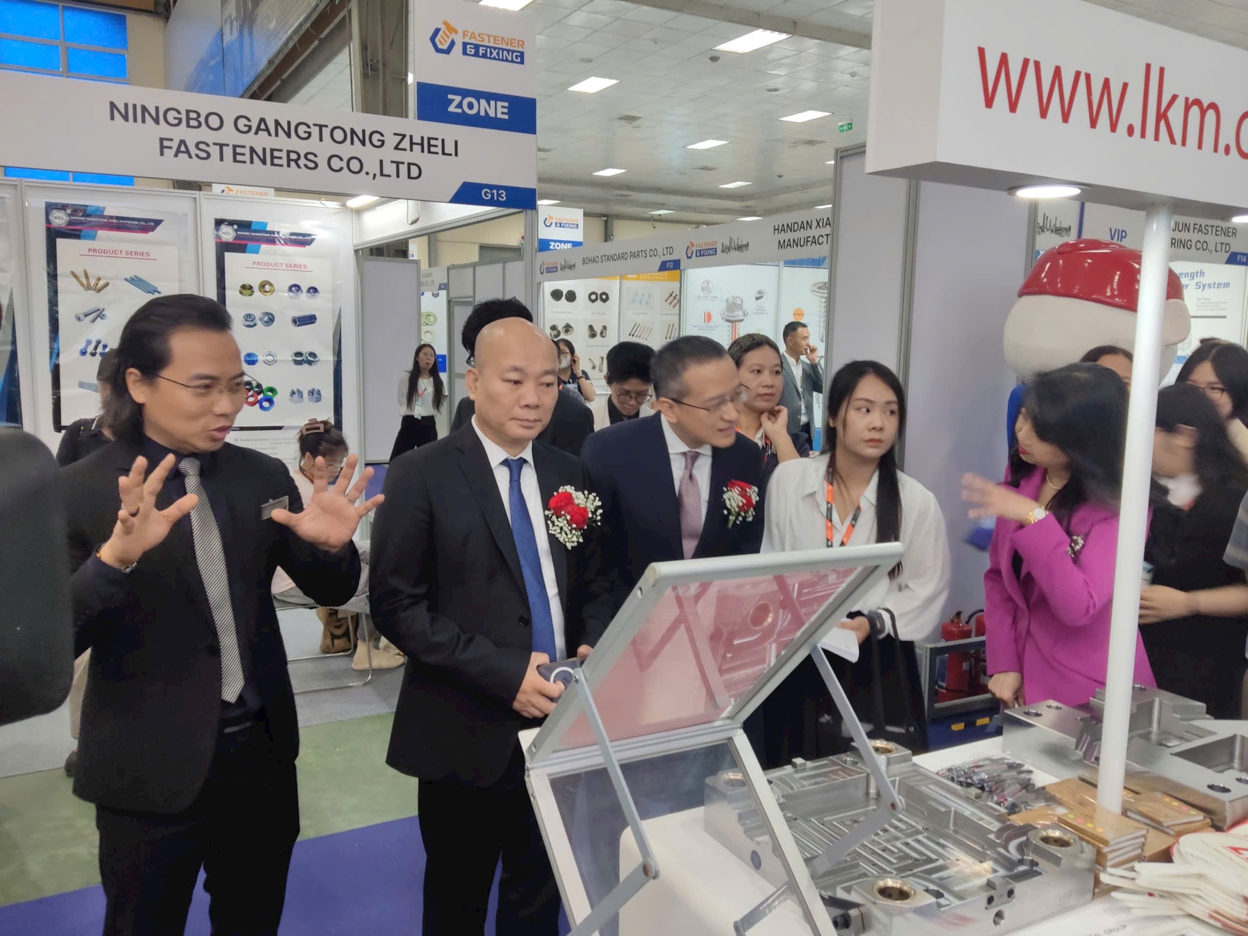 Các đại biểu tham quan tại triển lãm.