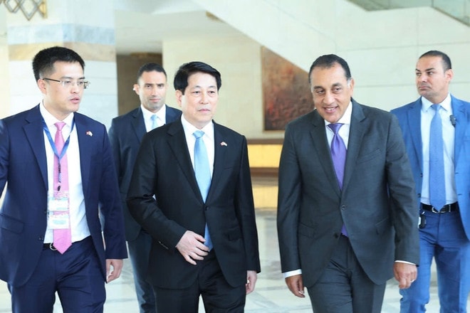 State President Luong Cuong (L) and Egyptian Prime Minister Mostafa Madbouly in Cairo on August 5, 2025 (local time). Photo: VNA vna-potal-chu-tich-nuoc-luong-cuong-hoi-kien-thu-tuong-ai-cap-8192313.jpg