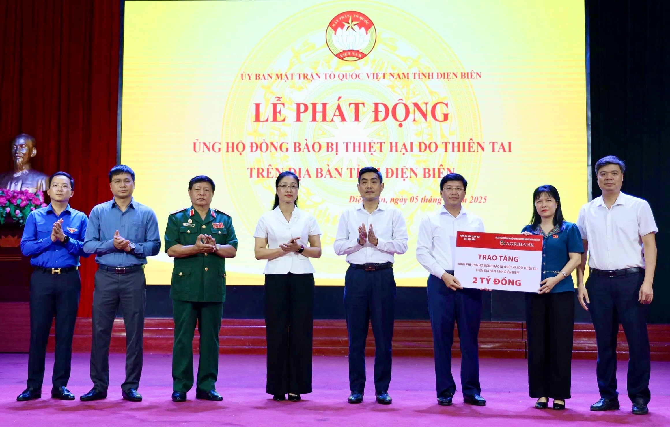 ĐBQH Tạ Thị Yên trao tặng kinh phí từ nguồn hỗ trợ của Ngân hàng Nông nghiệp và Phát triển nông thôn Việt Nam