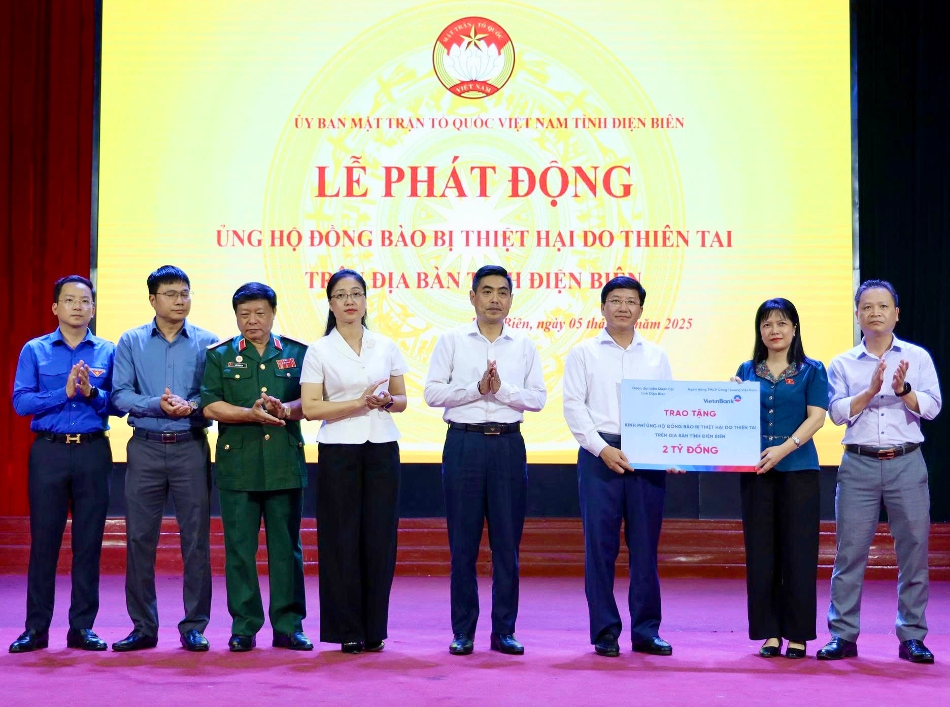 ĐBQH Tạ Thị Yên trao tặng kinh phí từ nguồn hỗ trợ của Ngân hàng Thương mại Cổ phần Công thương Việt Nam