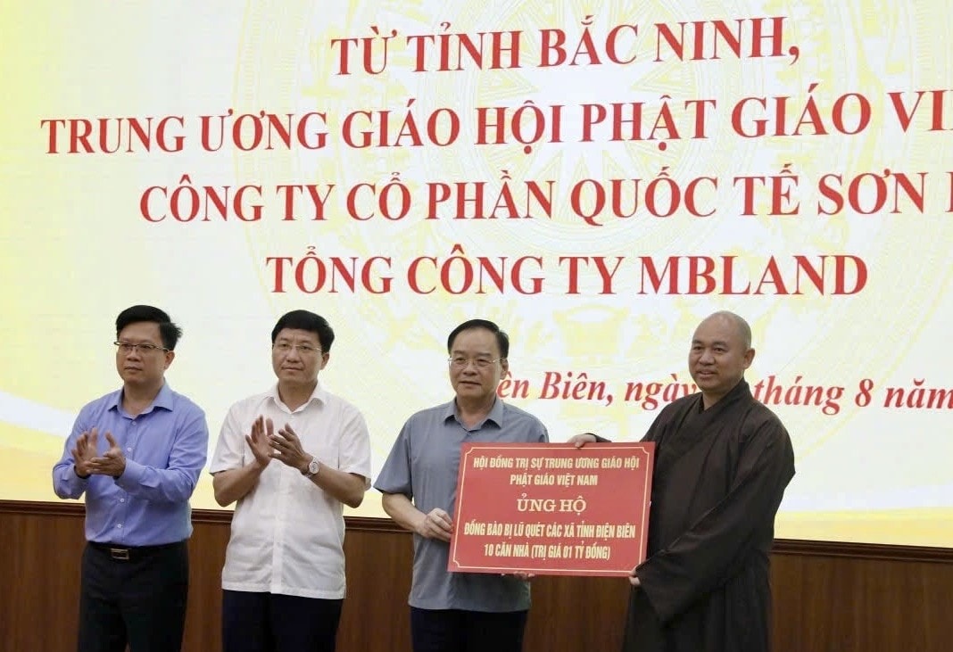 ĐBQH Thượng toạ Thích Đức Thiện trao tặng kinh phí hỗ trợ cho tỉnh Điện Biên