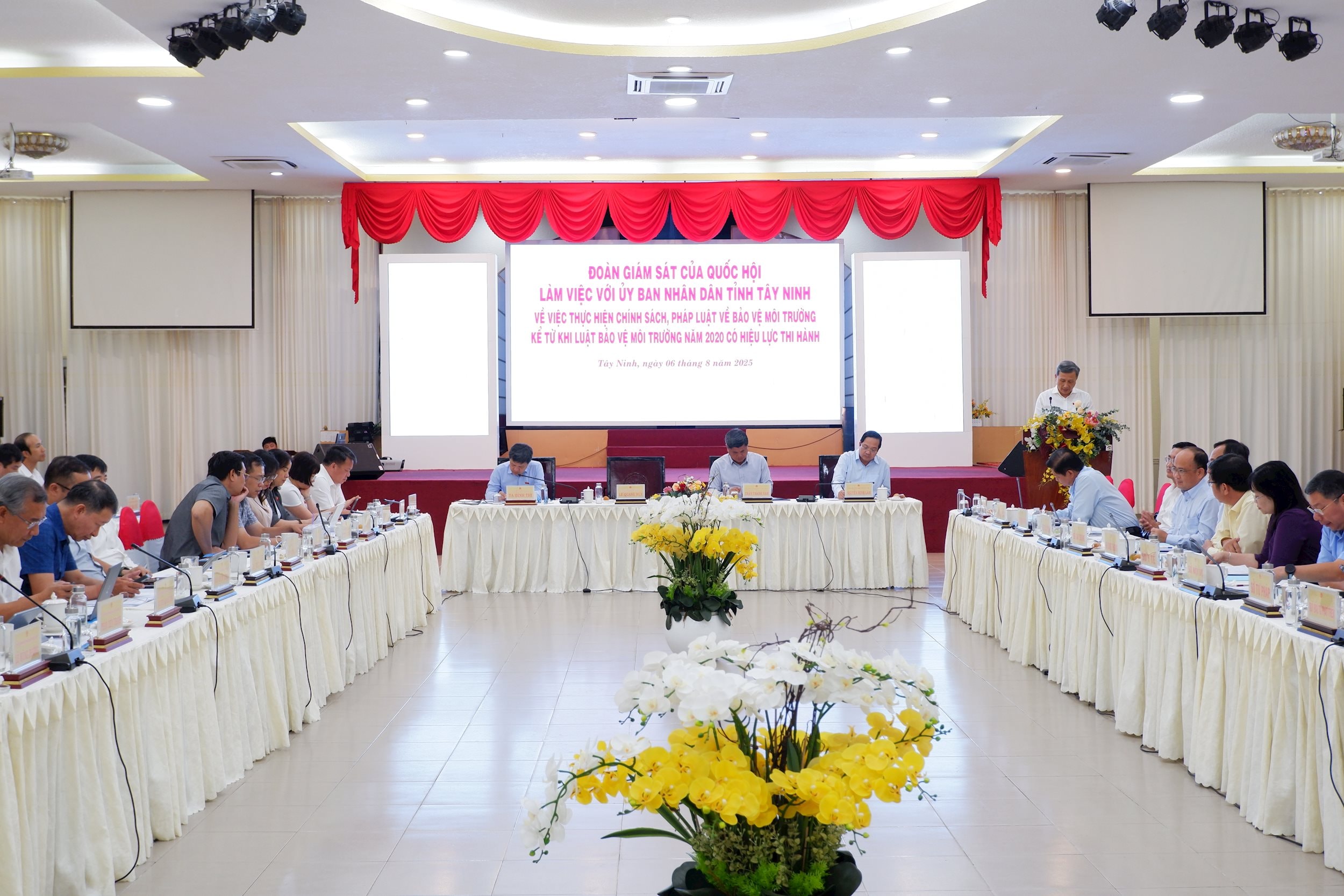 Quang cảnh cuộc làm việc