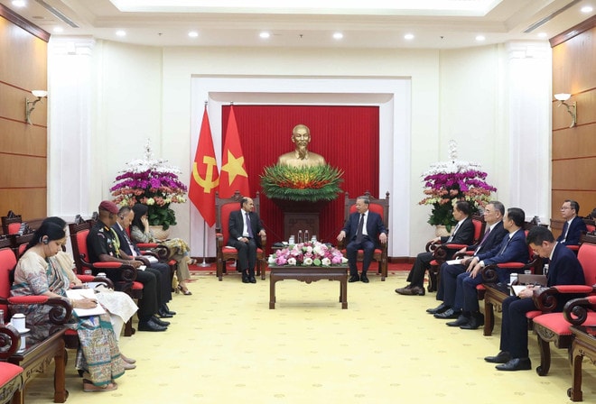 Party General Secretary To Lam (R) hosts a reception for Indian Ambassador to Vietnam Sandeep Arya in Hanoi on August 6. (Photo: VNA) Party General Secretary To Lam (R) hosts a reception for Indian Ambassador to Vietnam Sandeep Arya in Hanoi on August 6. (Photo: VNA)