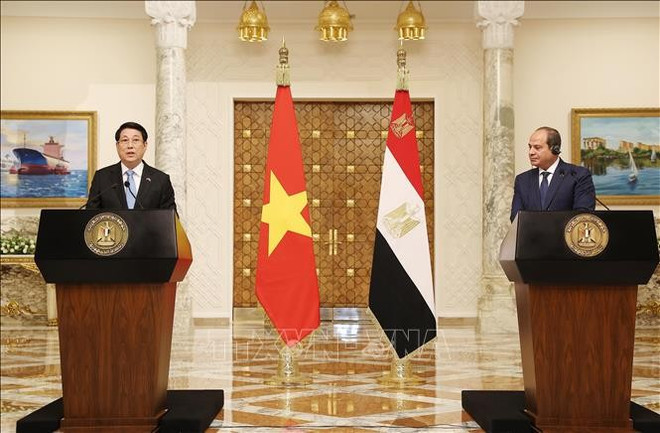 State President Luong Cuong (L) and Egyptian President Abdel Fattah El‑Sisi chair a joint press conference following their talks (Photo: VNA) vietnam-egypt-2.jpg