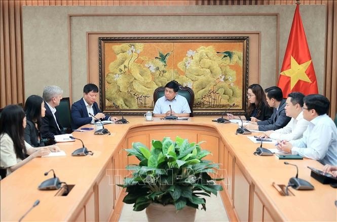 Deputy Prime Minister Nguyen Chi Dung (C) hosts a reception in Hanoi on August 5 for PPI Chief Executive Officer Lindsay Mark Lewis and its working delegation. (Photo: VNA)