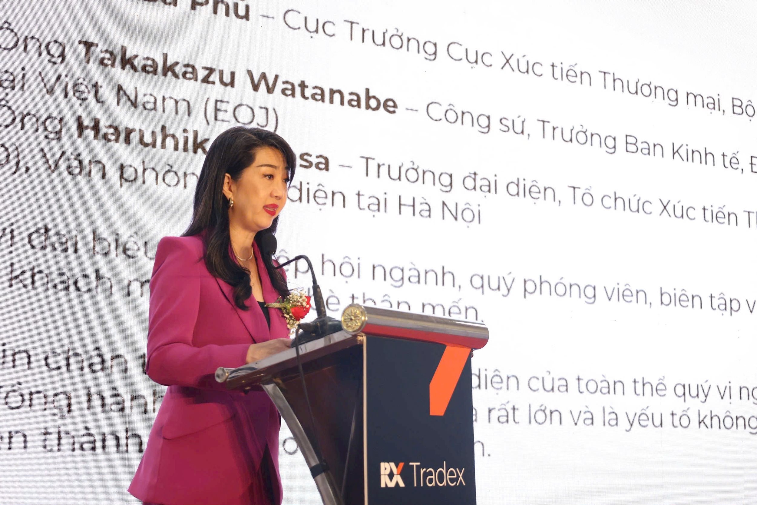 Tổng giám đốc RX Tradex Thái Lan và Việt Nam Varaporn Dhamcharee phát biểu.