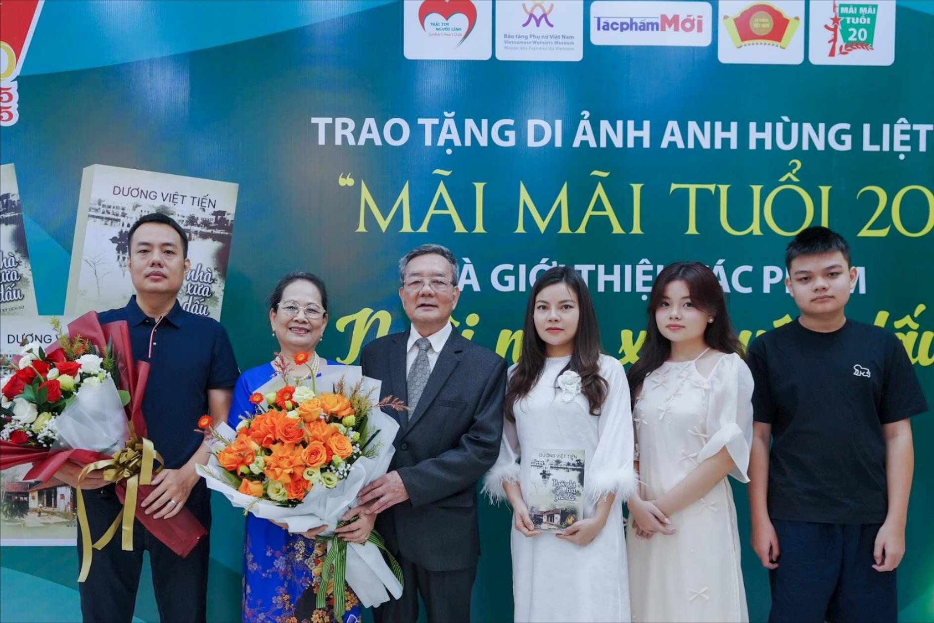 3-gia-dinh-tac-gia-duong-viet-tien(2).jpg