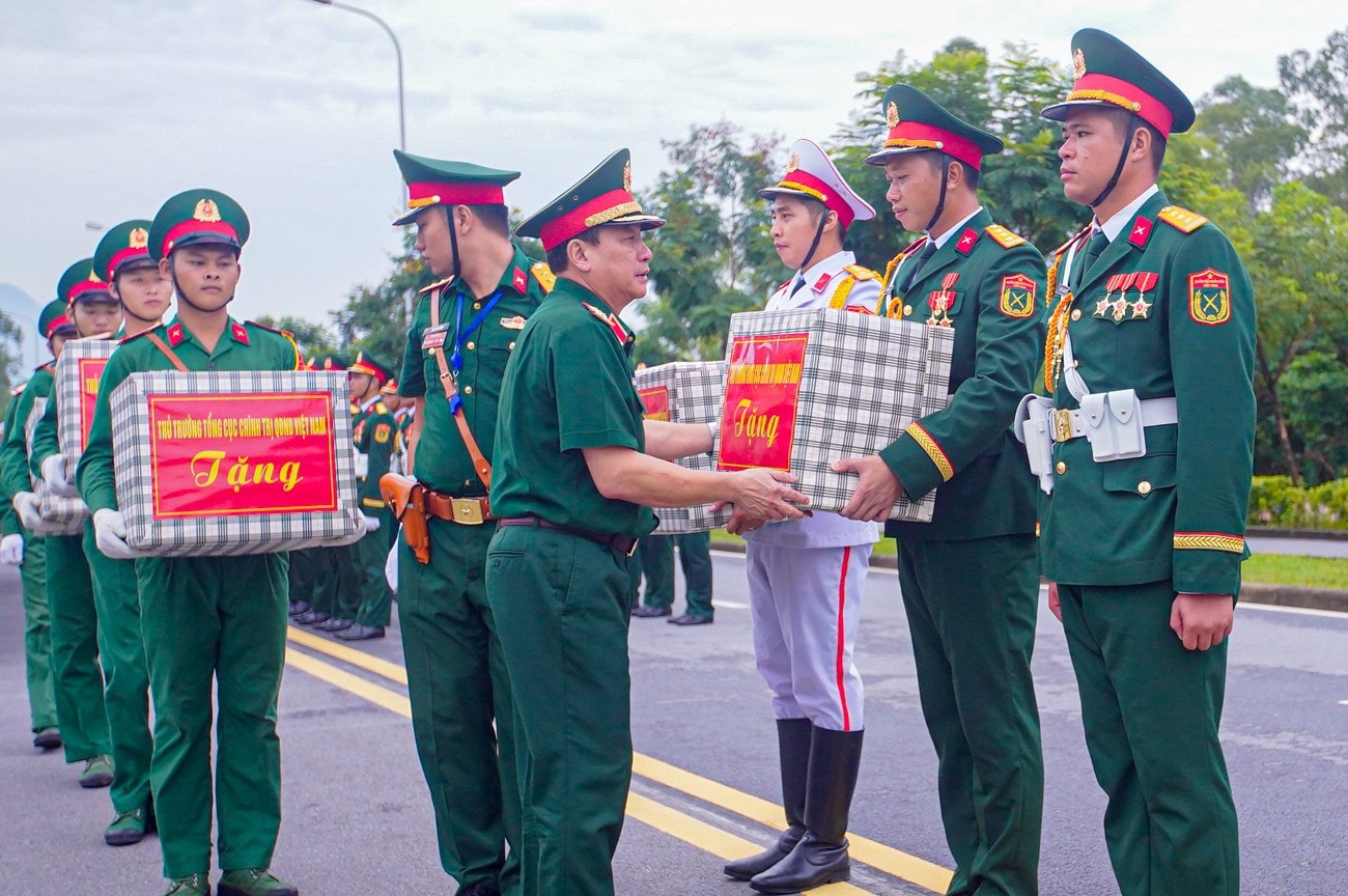 Thượng tướng Trươn g Thiên Tô tặng quà bộ đội tham gia luyện tập diễu binh, diễu hành