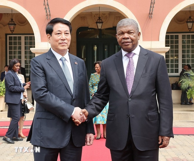 Tổng thống Angola João Manuel Gonçalves Lourenço đón Chủ tịch nước Lương Cường. (Ảnh: Lâm Khánh/TTXVN) ttxvn-le-don-chu-tich-nuoc-luong-cuong-tham-cap-nha-nuoc.jpg