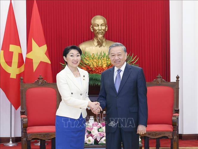 Tổng Bí thư Tô Lâm và bà Obuchi Yuko, Hạ nghị sĩ thuộc Đảng Dân chủ tự do, Chủ tịch Liên minh Nghị sĩ hữu nghị Nhật Bản - Việt Nam. Ảnh: Thống Nhất/TTXVN