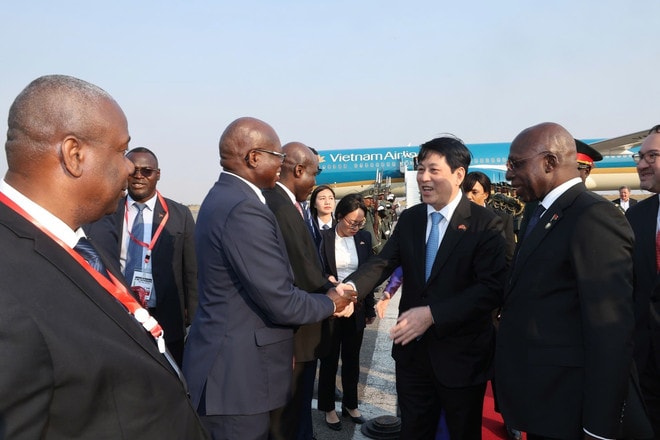 Angolan officials welcome President Luong Cuong at Quatro de Fevereiro International Airport on August 6 afternoon. (Photo: VNA) president-luong-cuong-begins-state-visit-to-angola-1.jpg