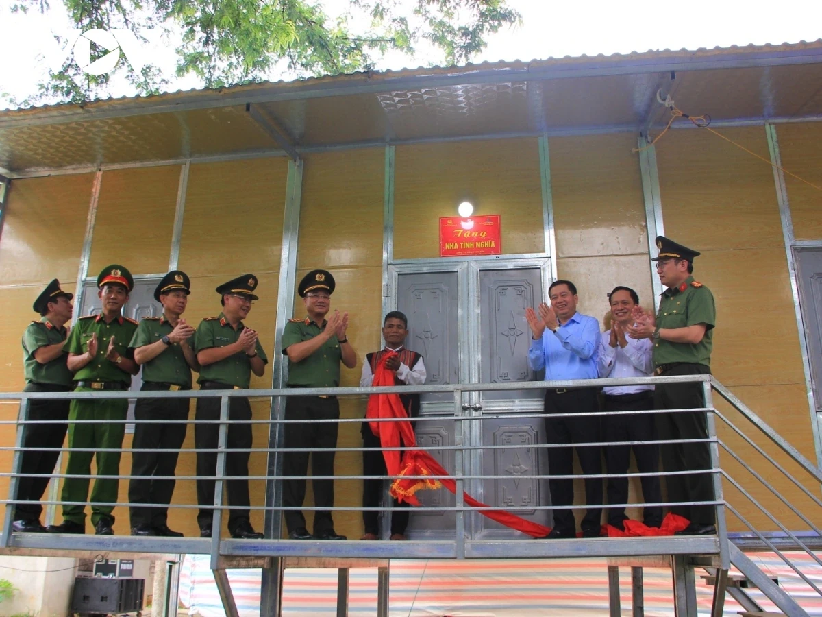 lanh_dao_bo_cong_an_lanh_dao_tinh_quang_tri_va_cong_an_tinh_quang_tri_khanh_thanh_cong_trinh_nha_o_tang_nhan_dan_song_tren_bien_gioi_quang_tri.jpg.webp
