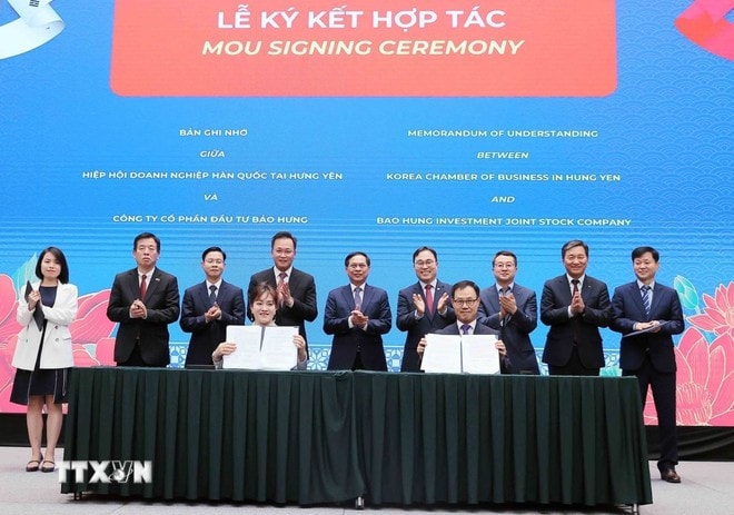 Deputy Prime Minister and Minister of Foreign Affairs Bui Thanh Son, along with other delegates, witnesses the signing of an MoU between the Korea Chamber of Business in Hung Yen and Bao Hung Investment JSC. (Photo: VNA) son.jpg