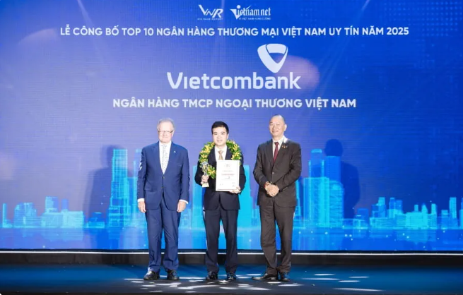 Đại diện Vietcombank (đứng giữa) nhận danh hiệu “Ngân hàng thương mại Việt Nam uy tín nhất năm 2025” từ Ban Tổ chức. Ảnh: V