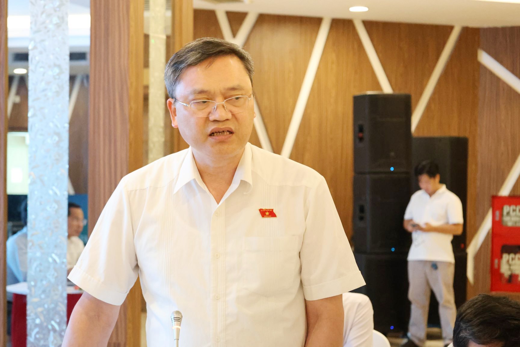 Phó Chủ tịch Hội đồng Dân tộc Quàng Văn Hương phát biểu tại hội thảo. Ảnh: Hải Hành