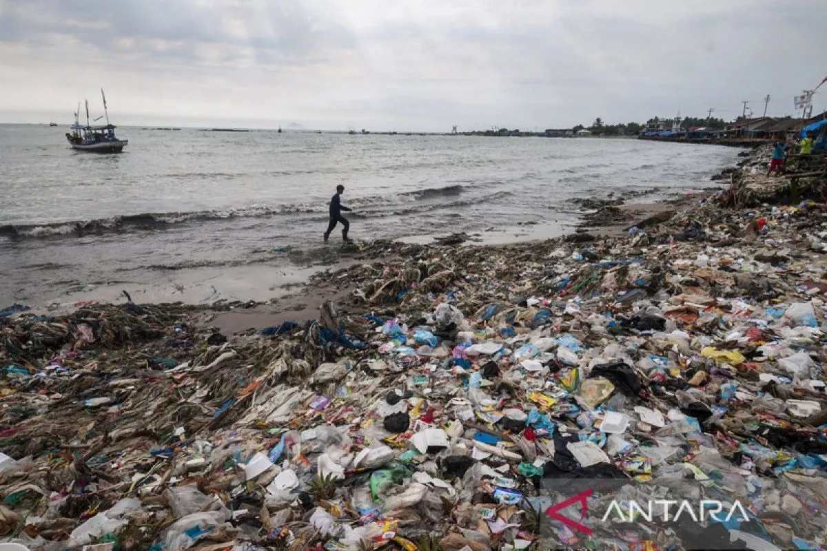 Illustration of a resident passing around piles of garbage carried by sea waves in Labuan, Pandeglang, Banten, Tuesday, September 6, 2022. (ANTARA PHOTO/Muhammad Bagus K/rwa/rst)