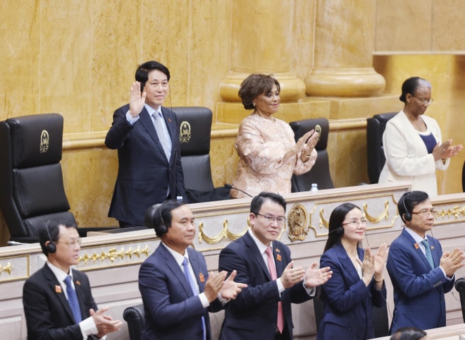President Luong Cuong (waving hand) at the plenary session of the Angolan National Assembly on August 7. (Photo: VNA) vna-potal-chu-tich-nuoc-luong-cuong-phat-bieu-chinh-sach-tai-quoc-hoi-angola-8197135.jpg