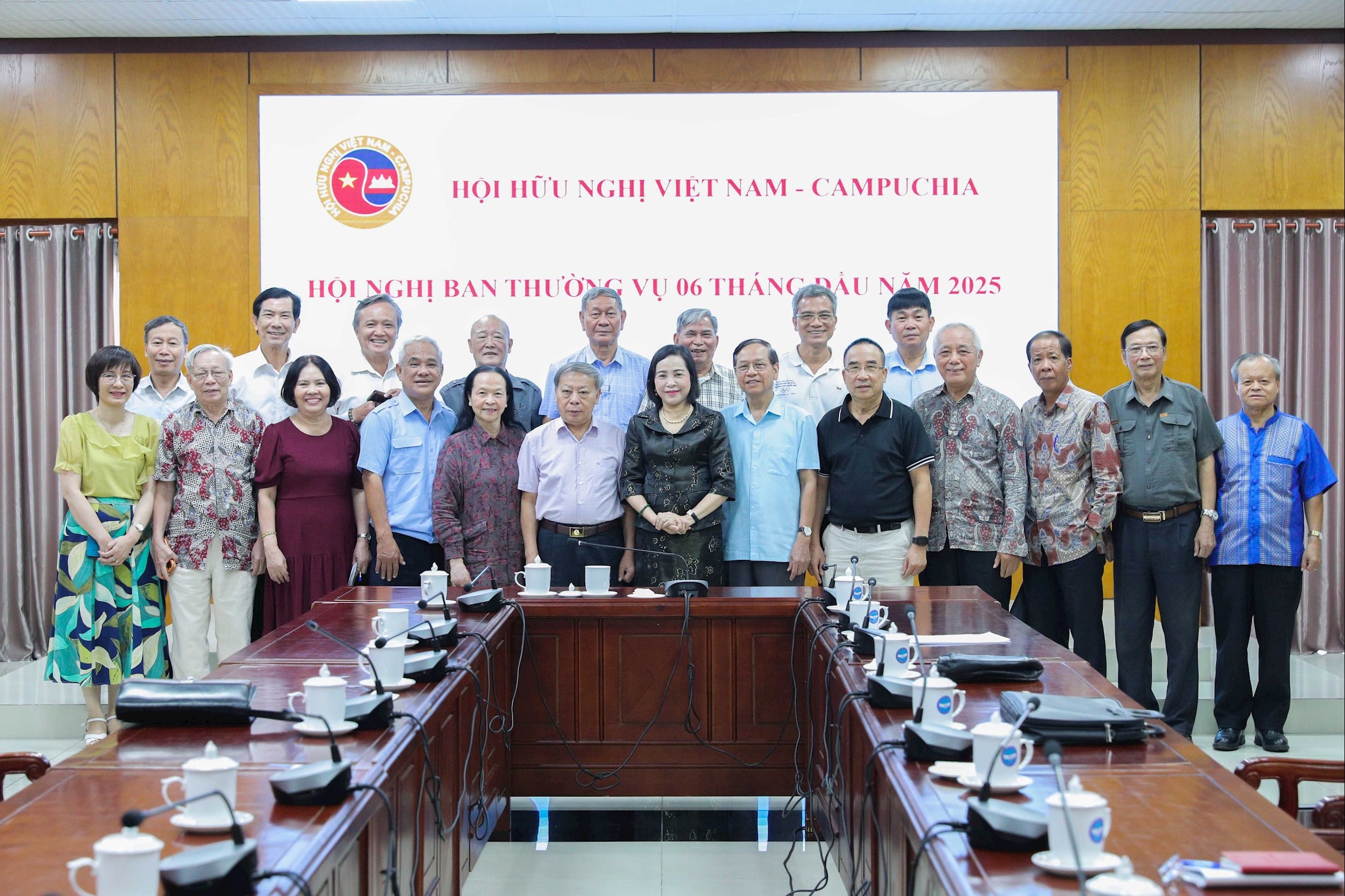 Các đại biểu chụp ảnh lưu niệm