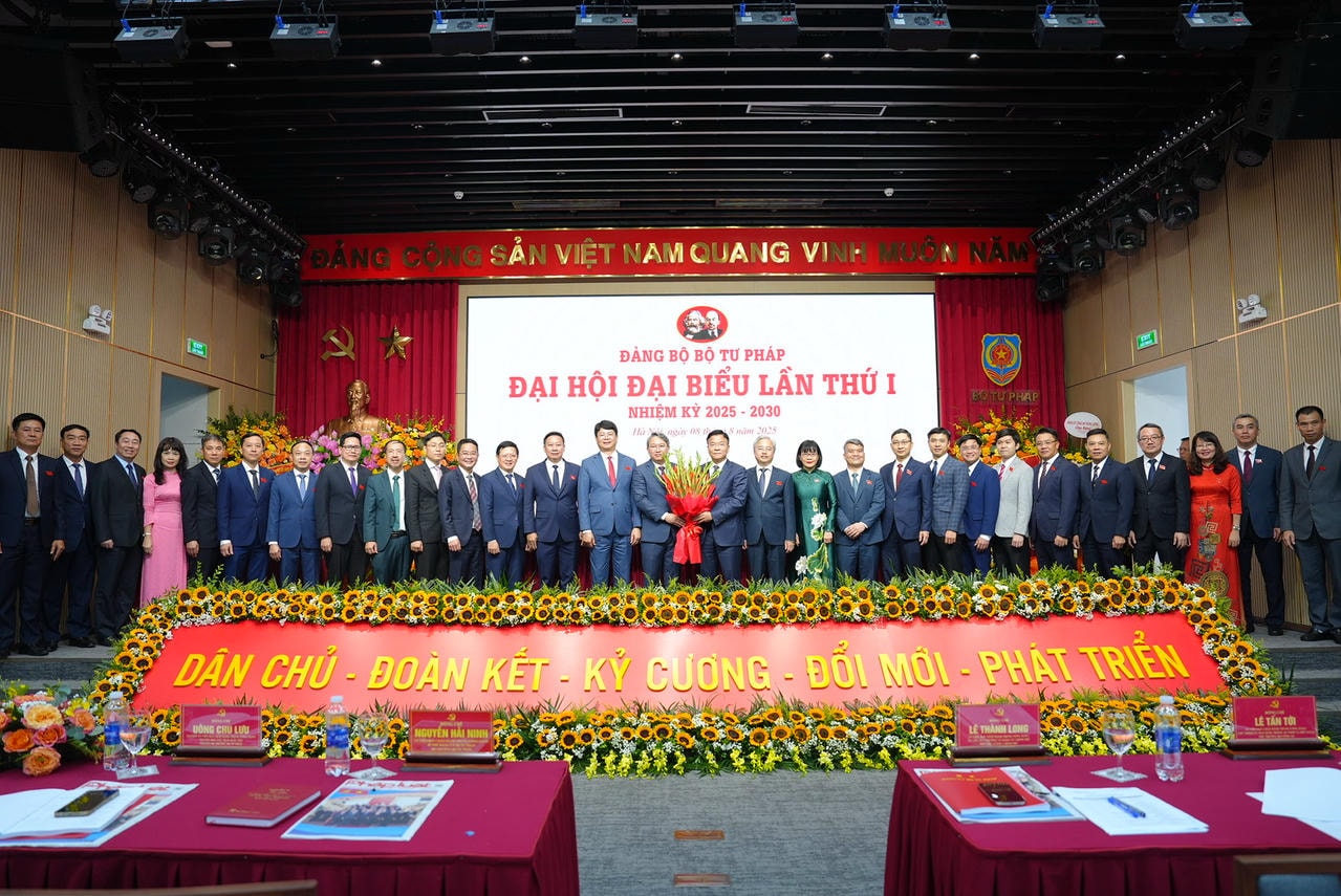 Phó Thủ tướng Lê Thành Long chúc mừng Ban Chấp hành Đảng bộ Bộ Tư pháp nhiệm kỳ 2025 - 2030.
