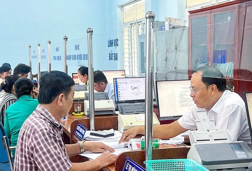 Công chức Trung tâm phục vụ hành chính công xã Vĩnh Mỹ tiếp nhận, xử lý thủ tục hành chính của người dân.