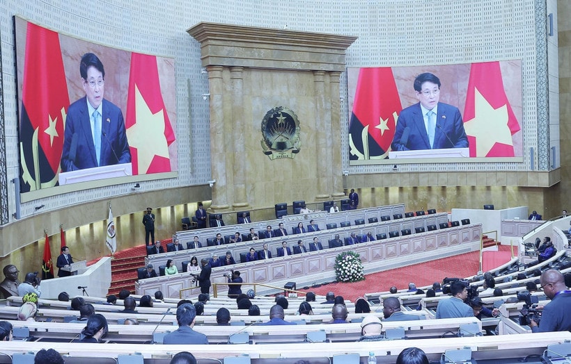 President Luong Cuong delivers a keynote policy address at the plenary session of the Angolan National Assembly on August 7. (Photo: VNA)