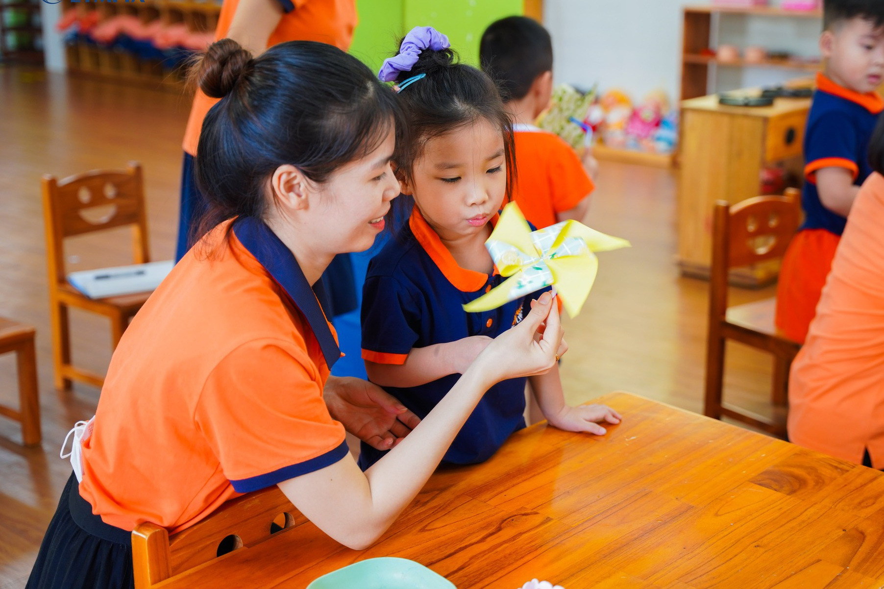 edit-giao-vien-mam-non-nghe-doc-hai-16906210872851157121055.png