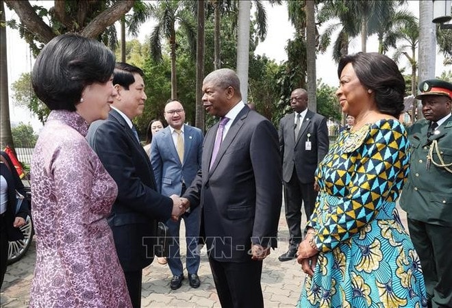 Angolan President João Manuel Gonçalves Lourenço and his spouse welcome visiting Vietnamese State President Luong Cuong and his spouse. (Photo: VNA) we.jpg