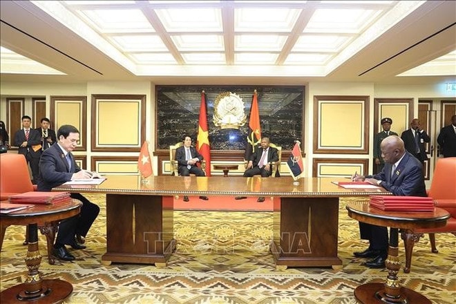 At the signing ceremony for the Letter of Intent on cooperation between the Vietnamese and Angolan Ministries of National Defence. (Photo: VNA) sh.jpg