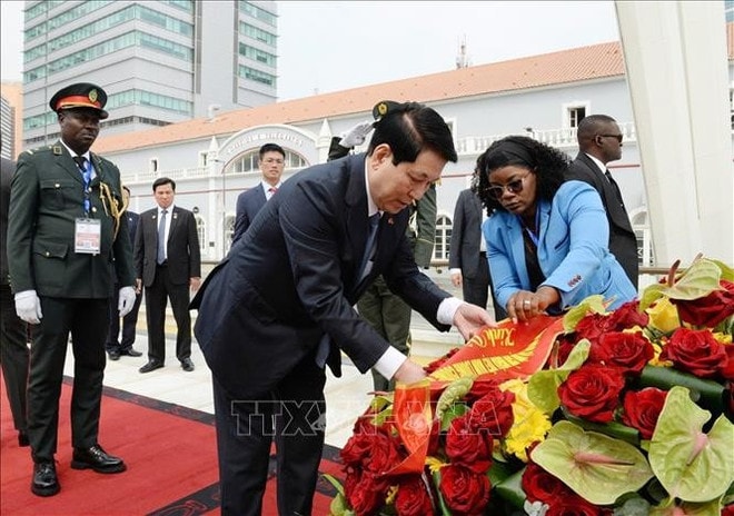President Luong Cuong lays a wreath at the Monument of the Unknown Soldier. (Photo: VNA) ctn-chien-si-vo-danh.jpg