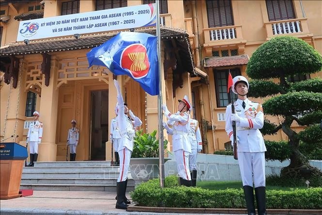 The ASEAN flag hoisting ceremony is an annual event organised on August 8 at the headquarters of the Ministry of Foreign Affairs to celebrate the founding anniversary of the regional bloc. (Photo: VNA)