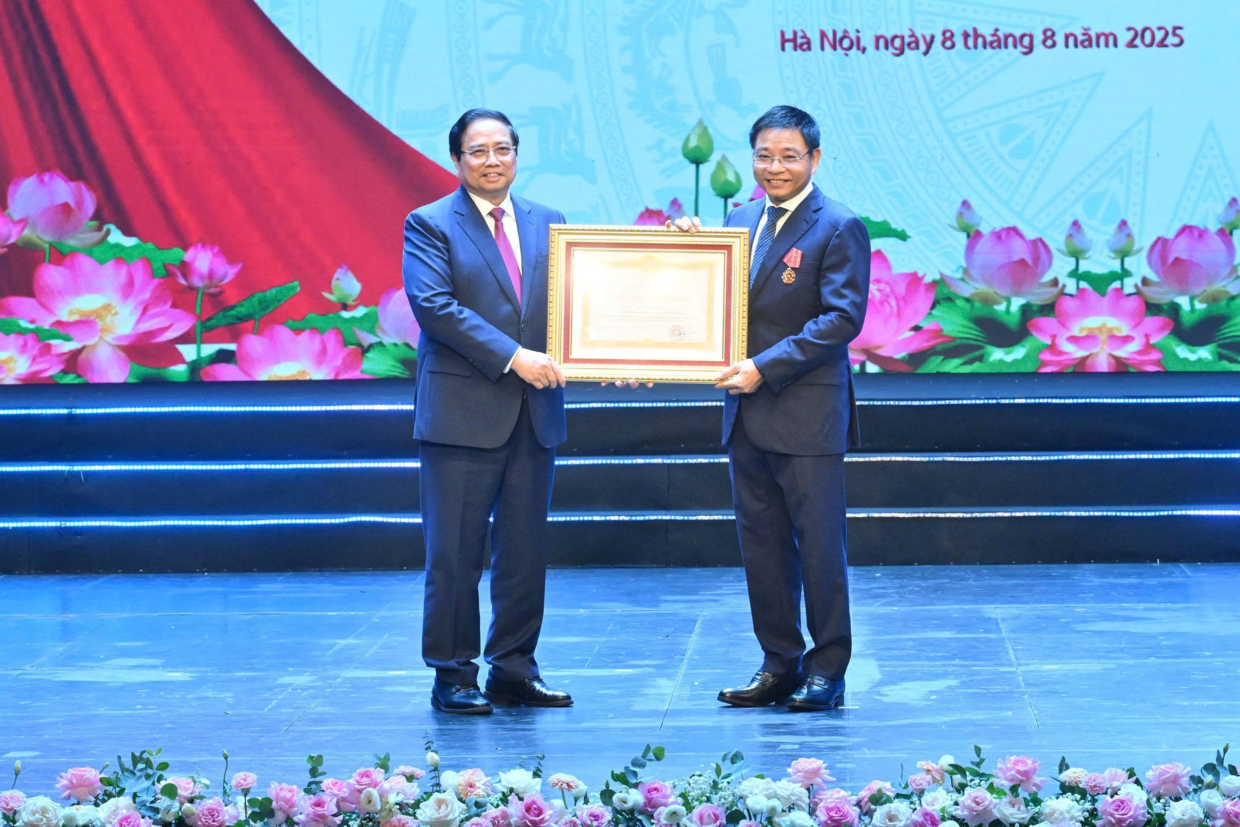 Thủ tướng Chính phủ Phạm Minh Chính trao Huân chương Lao động hạng Nhất cho Bộ trưởng Bộ Tài chính Nguyễn Văn Thắng