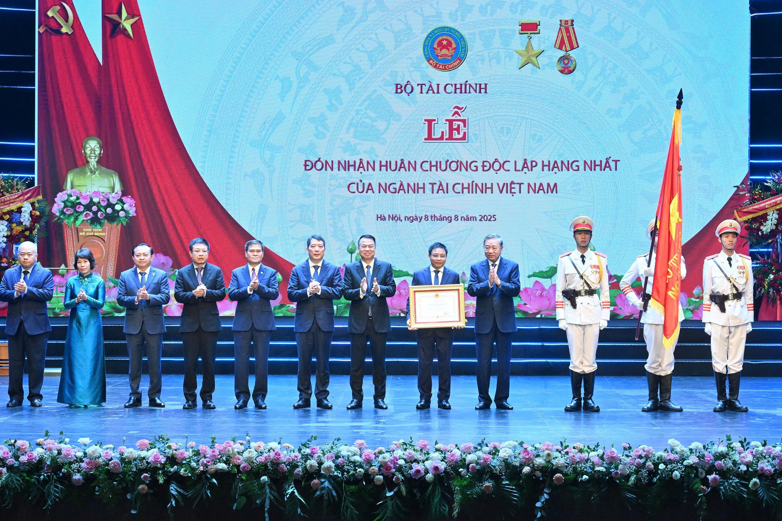 Tổng Bí thư Tô Lâm trao Huân chương Độc lập hạng Nhất cho Bộ Tài chính (1)