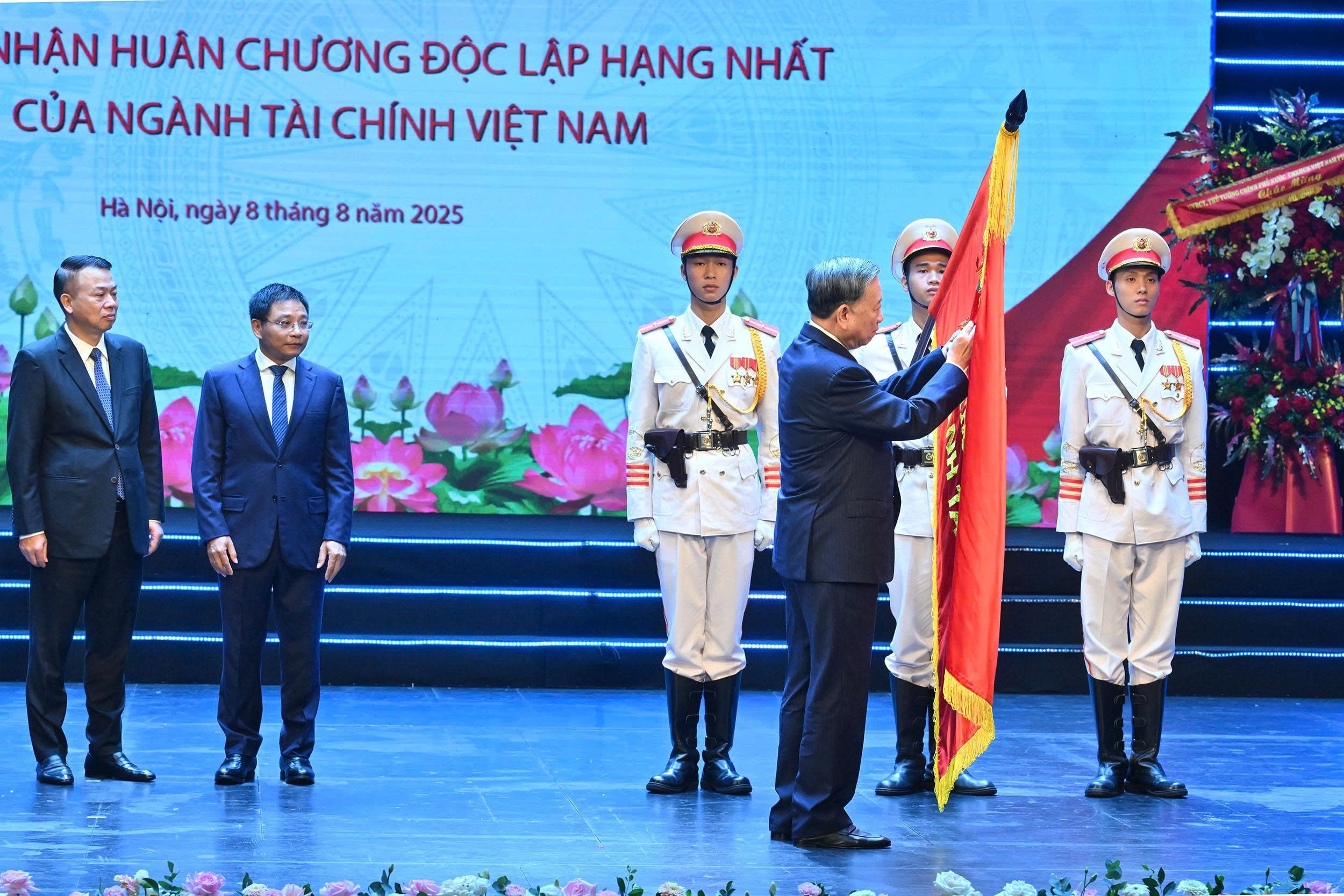 Tổng Bí thư Tô Lâm trao Huân chương Độc lập hạng Nhất cho Bộ Tài chính