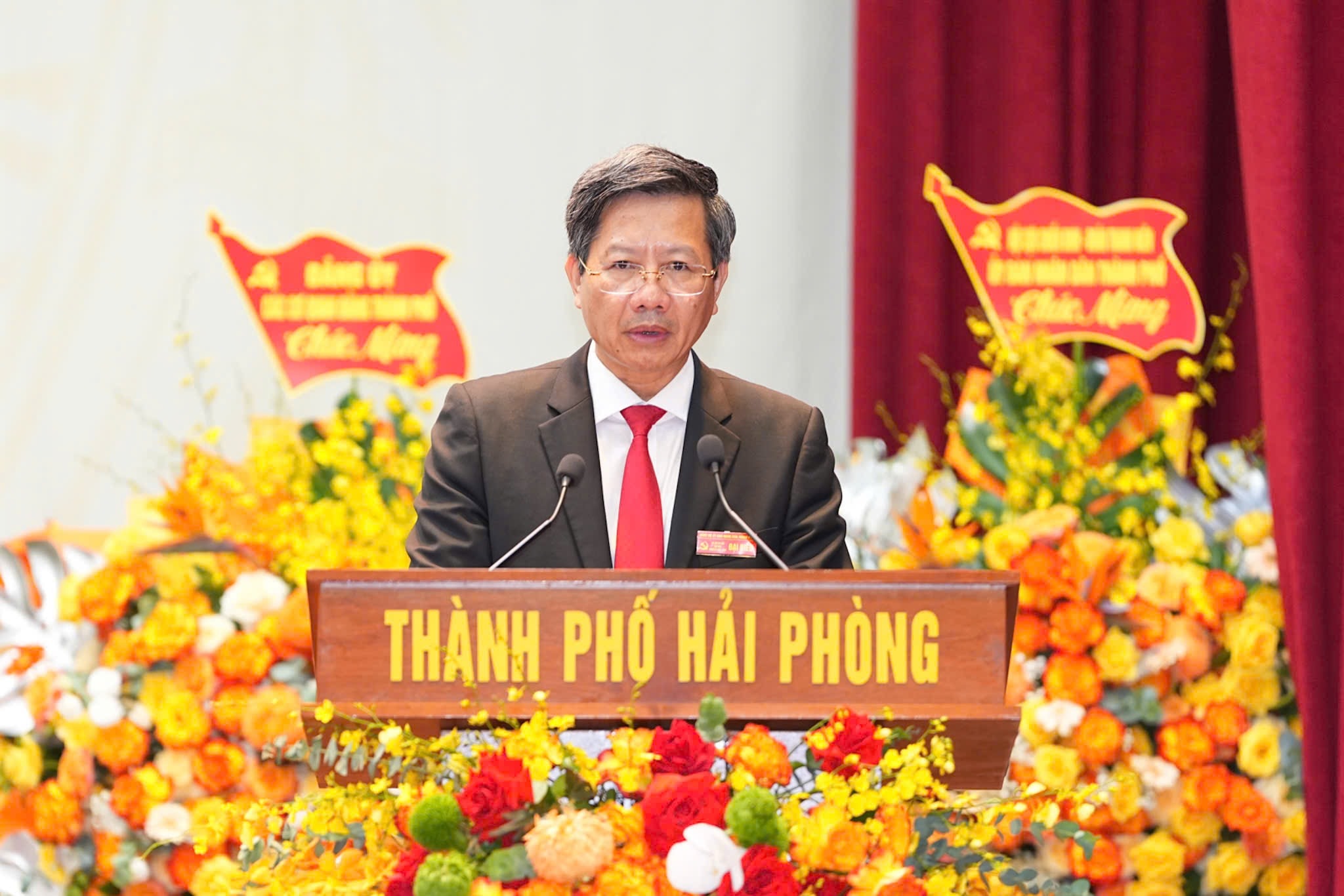Đồng chí Lê Anh Quân, Phó Bí thư Thường trực Đảng ủy, Phó Chủ tịch Thường trực UBND thành phố báo cáo tại Đại hội.
