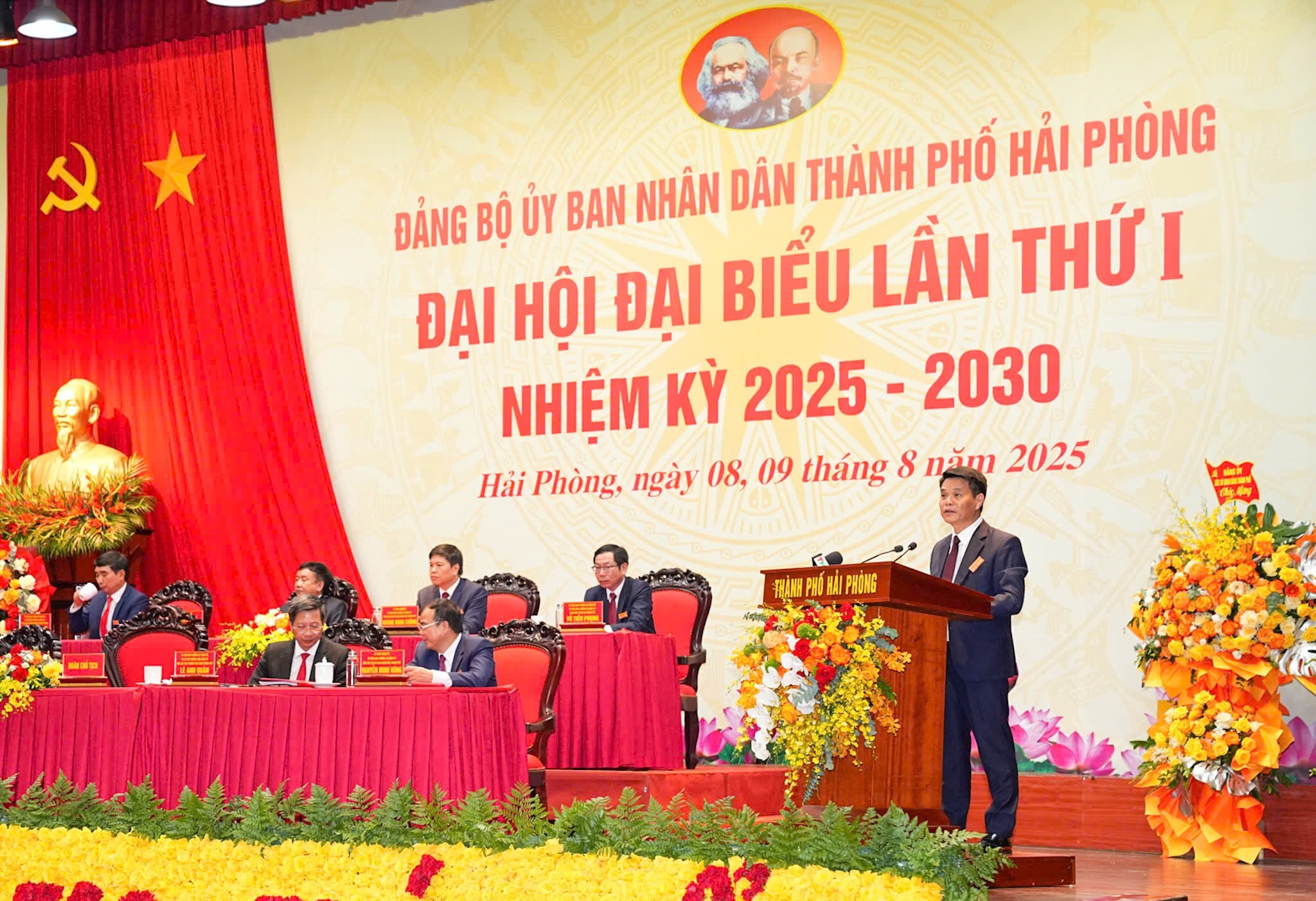 Đồng chí Lê Ngọc Châu, Bí thư Đảng ủy UBND thành phố, Chủ tịch UBND thành phố phát biểu bế mạc Đại hội.