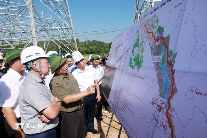 Thủ tướng Phạm Minh Chính kiểm tra tiến độ thi công Dự án Đường dây 500kV Lào Cai-Vĩnh Yên trên địa bàn xã Thái Hòa, tỉnh Phú Thọ. (Ảnh: Dương Giang/TTXVN) ttxvn-0908-thu-tuong-duong-day-500kv-vinh-yen-2.jpg