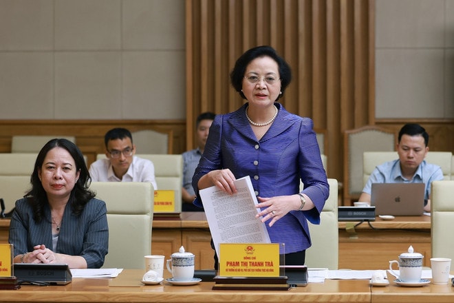 Minister of Home Affairs and Vice Chairwoman of the Central Emulation and Commendation Council Pham Thi Thanh Tra speaks at the meeting (Photo: VNA) vna-potal-thu-tuong-chu-tri-phien-hop-lan-thu-13-hoi-dong-thi-dua-khen-thuong-trung-uong-8198560.jpg